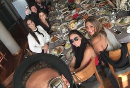Neymar exibe foto no instagram com ring girl do UFC e outras beldades