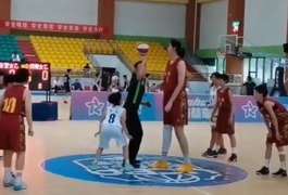 VÍDEO. Com 2,26m, jogadora de basquete de 14 anos se destaca em final de torneio chinês