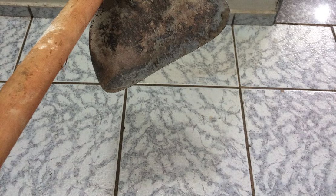 Homem fere irmão na cabeça com golpe de enxada durante briga em Maceió