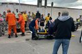 Acidente entre duas motos deixa feridos e provoca princípio de incêndio em um dos veículos, em Arapiraca