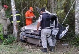 Jovem de 23 anos morre após colidir veículo contra árvore
