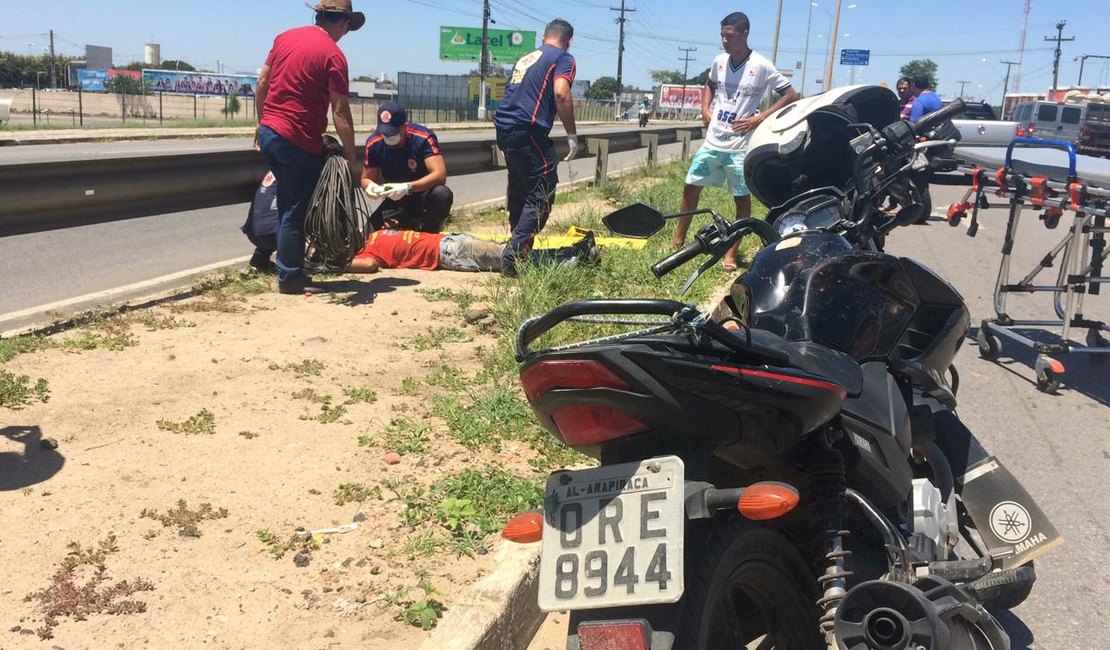Motociclista é socorrido após colisão com automóvel na AL 220, em Arapiraca