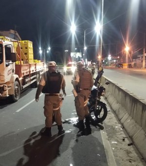 Condutor de motocicleta cruza rodovia e é atingido por caminhão de bebidas, em Arapiraca