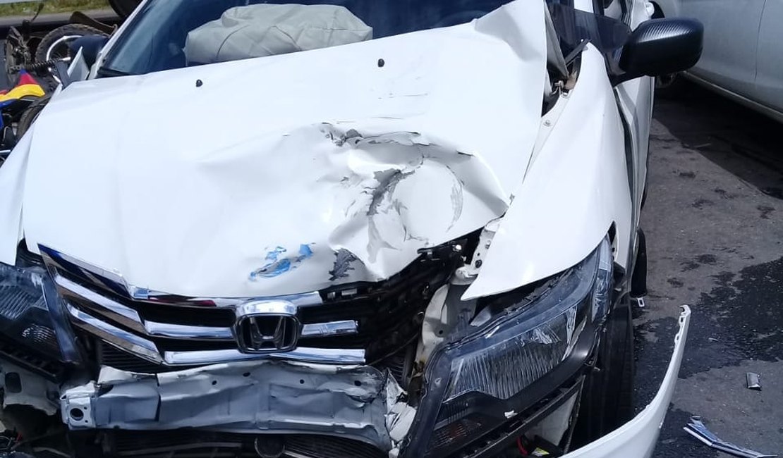 Vídeo. Colisão entre carro e moto que entrega gás deixa homem ferido em Arapiraca