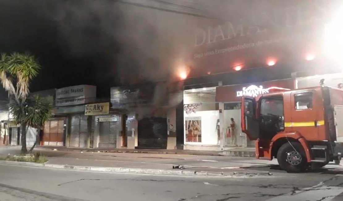 Vídeo. Estabelecimento comercial pega fogo durante a madrugada em Arapiraca
