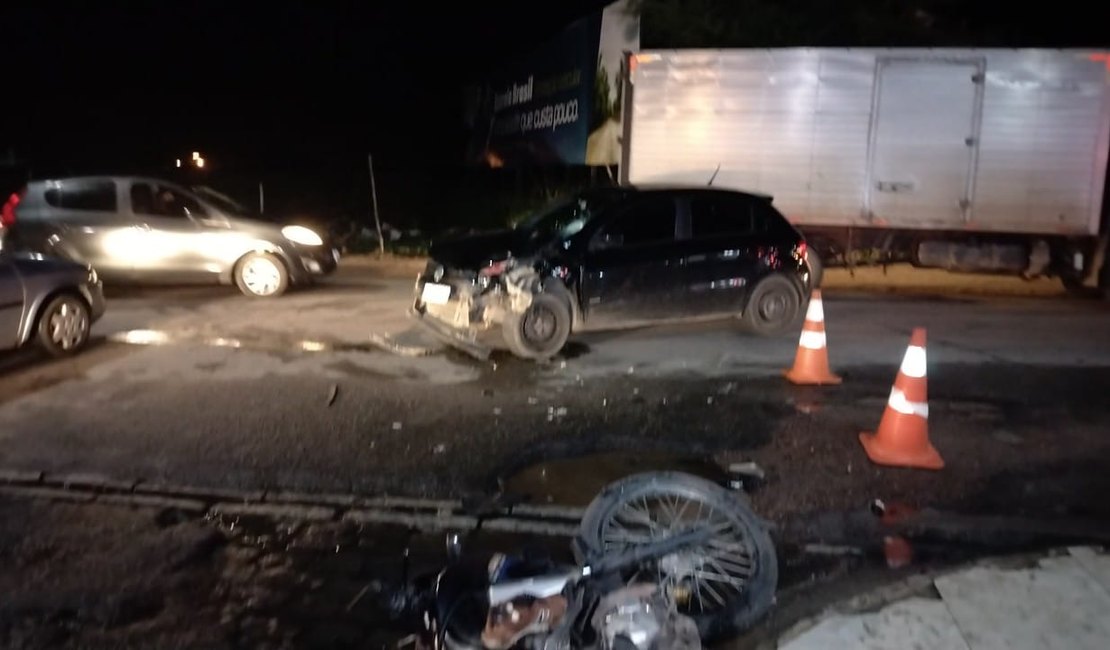 Vídeo. Motociclista fica gravemente ferido após forte colisão em veículo de passeio, em Arapiraca