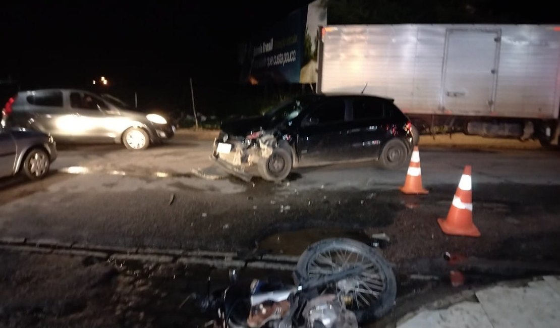 Vídeo. Motociclista fica gravemente ferido após forte colisão em veículo de passeio, em Arapiraca