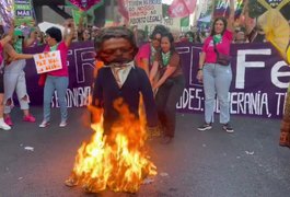 Movimento de mulheres queima boneco com rosto de Arthur Lira durante protesto contra o PL do Estupro