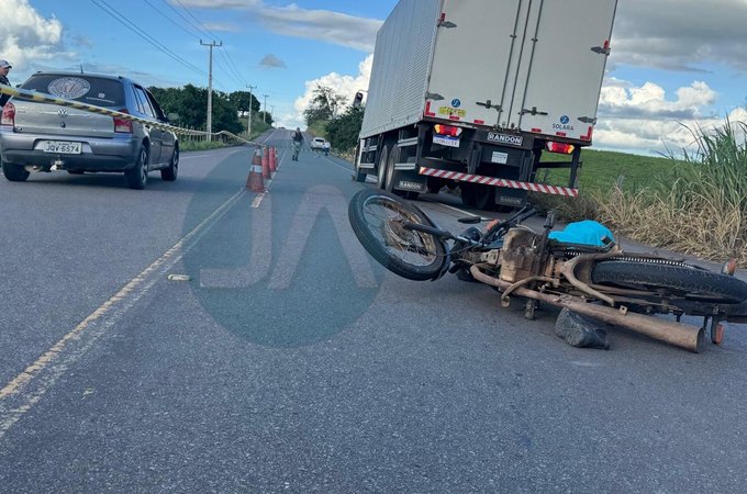 Colisão envolvendo três veículos deixa motociclista morto na AL-110, em Arapiraca