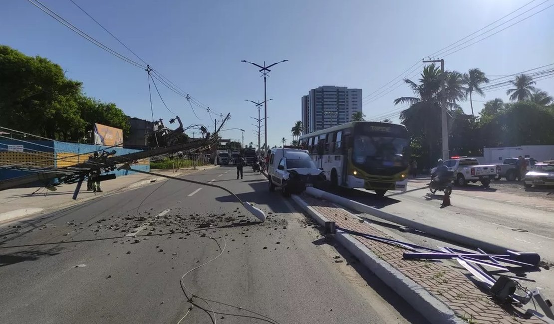 Motorista de ambulância perde o controle e derruba postes em Maceió