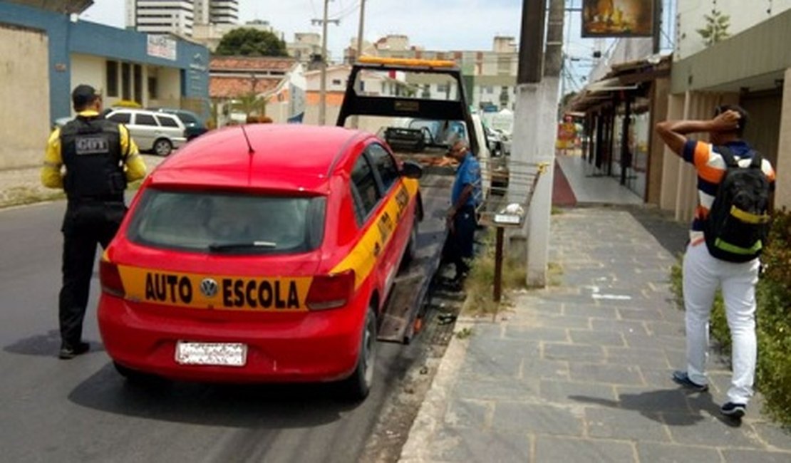 Instrutor de autoescola tem veículo guinchado por estar com CNH vencida