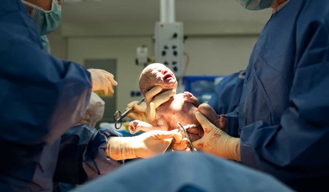 Mulher em morte cerebral há mais de dois meses dá à luz bebê saudável