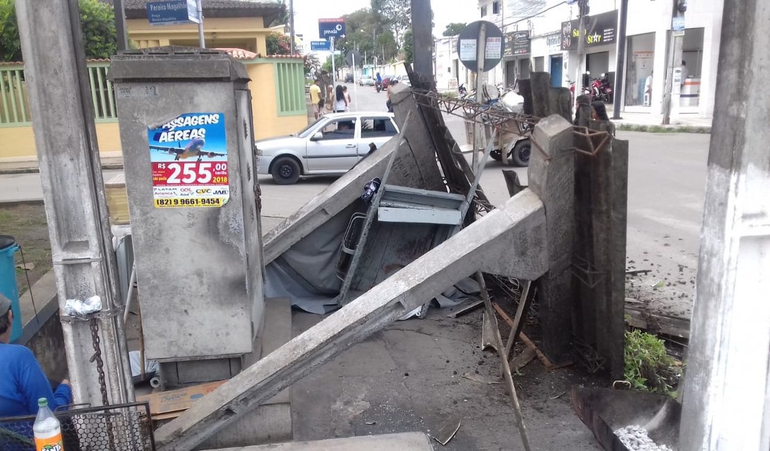 Estrutura de concreto desaba na Praça das Cacimbas, em Arapiraca