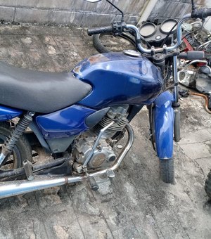 Motocicleta com queixa de roubo é encontrada em terreno baldio em Teotônio Vilela