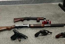Suspeitos de roubos a bancos morrem em confronto com polícia e armas são apreendidas