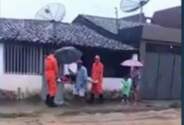 Lama em rua impede socorro de ambulância a idosa em União dos Palmares