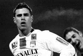 Tricampeão francês, ex-meia morre aos 43 anos após mal súbito a caminho de estádio