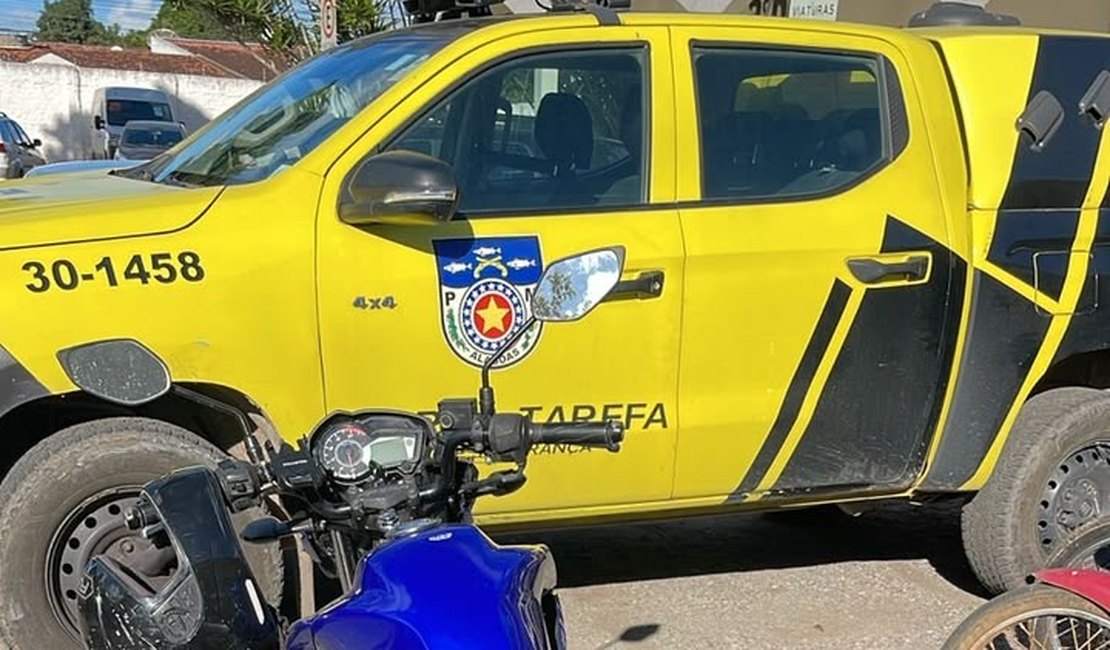 Motocicleta roubada é recuperada pela PM em posto de combustíveis em Arapiraca
