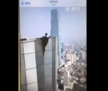 Jovem blogueiro filma própria morte após malabarismo em prédio