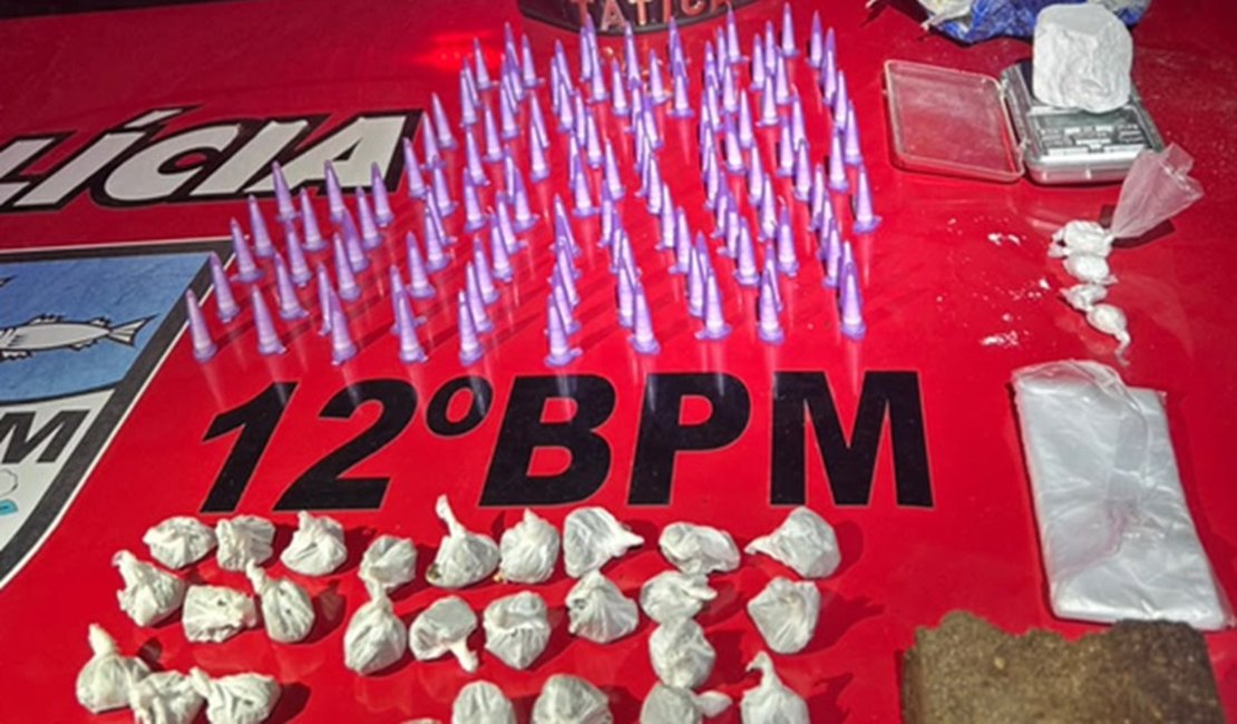 Força Tática do 12° BPM prende dois homens por tráfico de drogas no Maceió 1