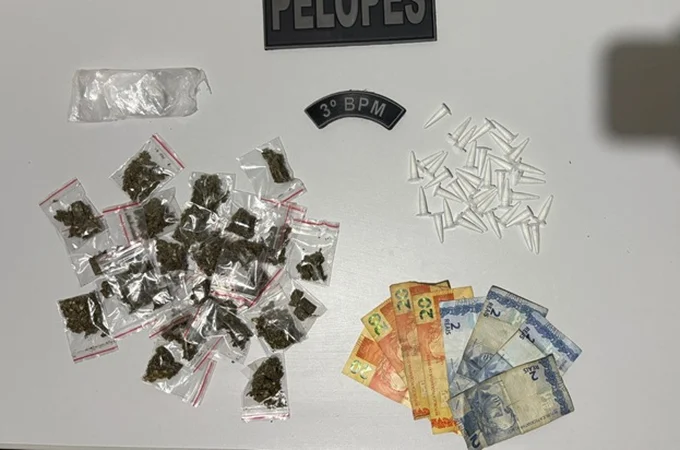 Homem é preso após ser flagrado com maconha e cocaína em residência no Manoel Teles