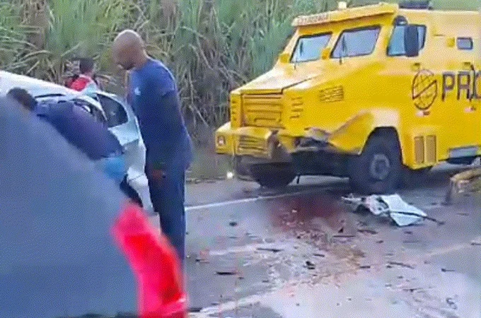 Colisão entre automóvel e carro-forte deixa três mortos em São Luís do Quitunde