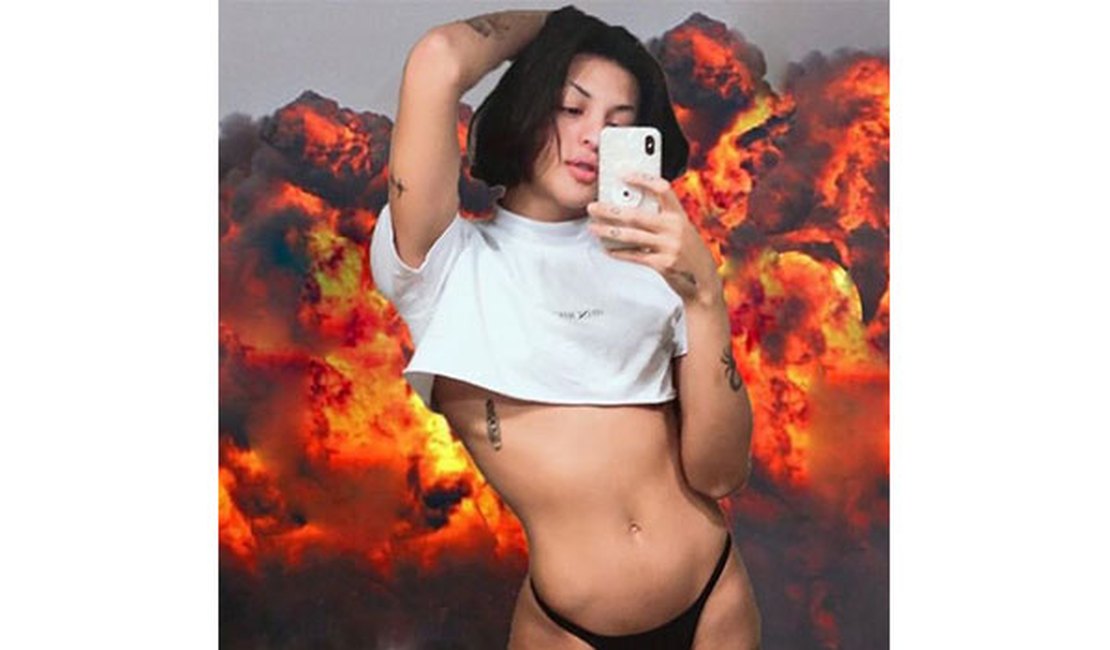 Pabllo Vittar sensualiza com calcinha fio-dental e top em frente ao espelho