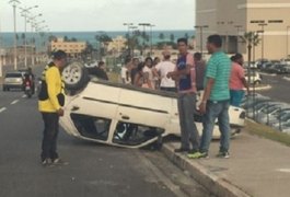 Quatro pessoas ficam feridas após capotamento em avenida de Maceió