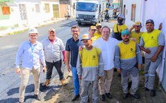 Prefeito Luciano acompanha serviços de recapeamento no bairro Cacimbas,