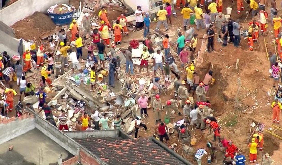 Deslizamento de terras deixa três pessoas mortas e várias feridas em Niterói, Rio de Janeiro