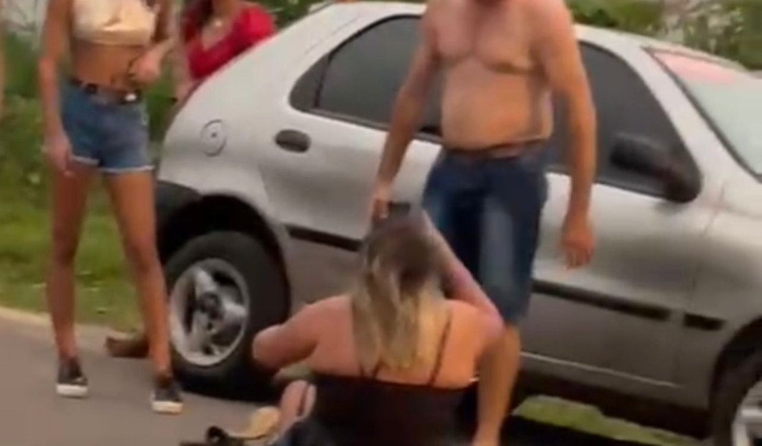 Homem filmado agredindo mulher em Água Branca, AL, depõe e é indiciado por lesão corporal