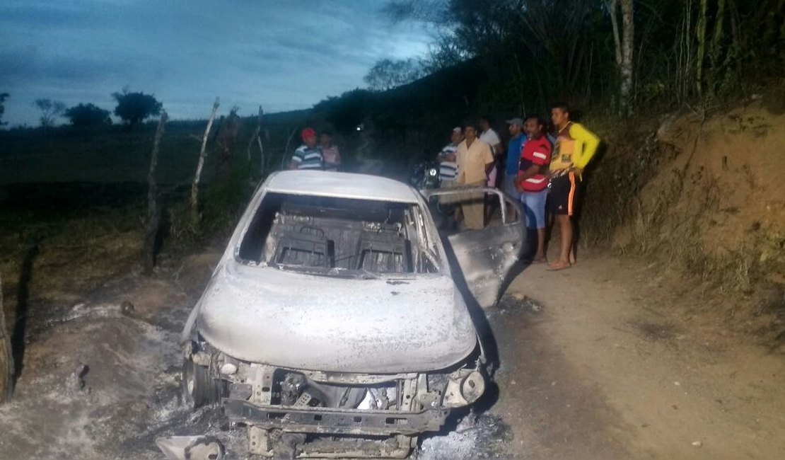 Vídeo. Populares encontram corpo carbonizado dentro de carro no Agreste
