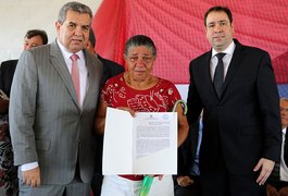 Moradores de Marechal Deodoro recebem escrituras pelo Moradia Legal