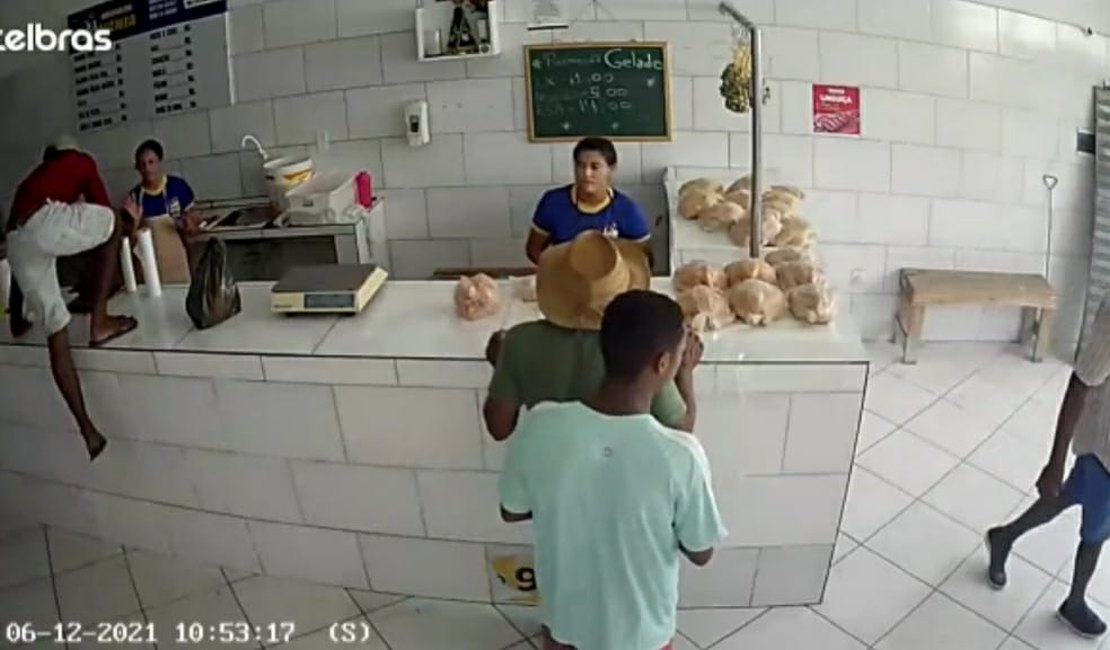 VÍDEO: Dupla armada assalta avícola e enche sacola com frangos em Arapiraca