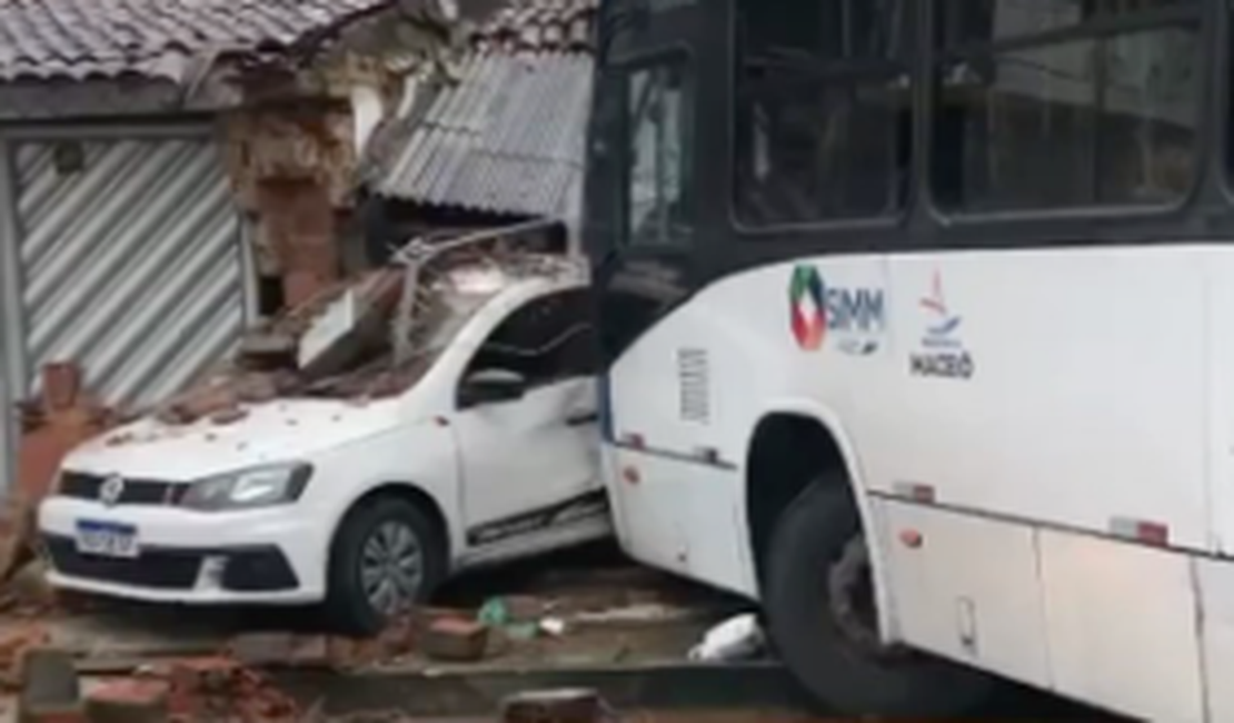 Colisão entre dois ônibus e carro deixa seis feridos em Maceió