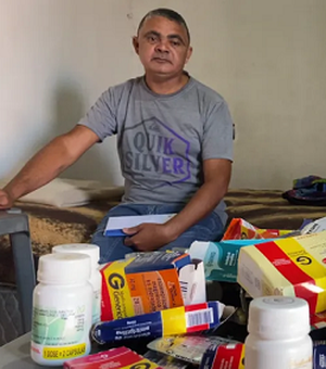 Pedreiro faz pichação na própria casa com apelo para vender imóvel e pagar cirurgia: 'Pedido de socorro'