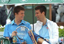 Chuva atrapalha, mas Djokovic sobra, vira 'parça' de boleiro e vence estreia