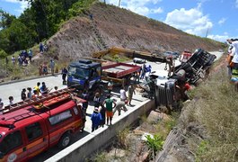 Grave acidente deixa pai e filha presos às ferragens na BR-101