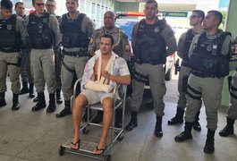 Vídeo. PM vítima de atropelamento que deixou noiva morta recebe alta do hospital, em Arapiraca
