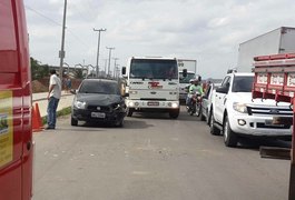 Carro colide contra viatura do Corpo de Bombeiros em Arapiraca