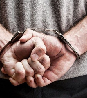 Homem com mandado de prisão em aberto por roubo é detido em Arapiraca