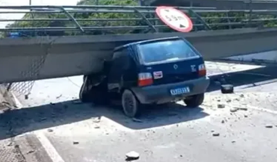 Motorista morre após caminhão bater em passarela e estrutura cair sobre carro