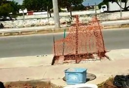 Vendedor tenta instalar banheiro em uma tubulação de água às margens de rodovia em Maceió