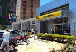 Banco deve pagar R$ 10 mil a cliente que teve cartão furtado dentro de agência