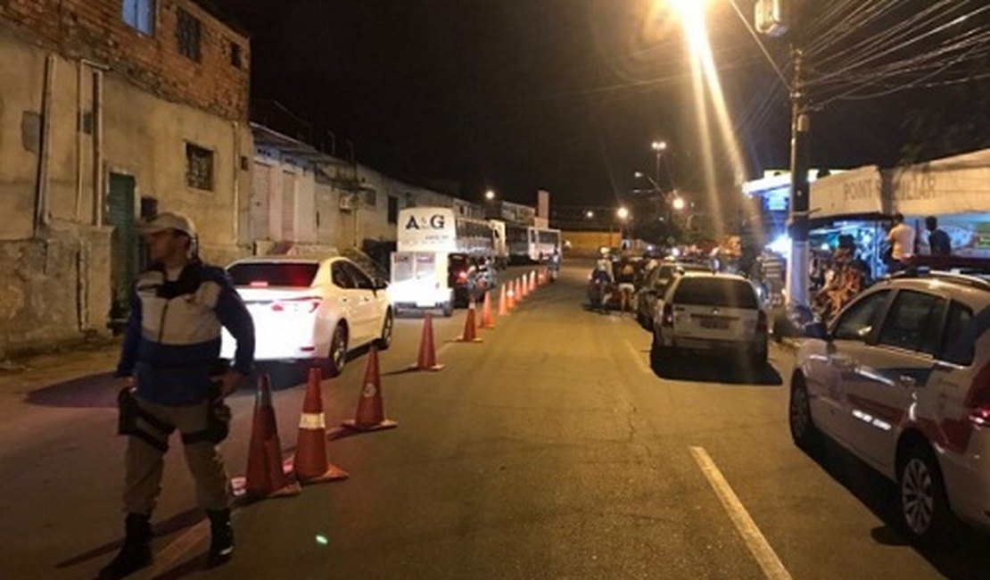 Operação Lei Seca confecciona 45 autos de infração de trânsito, prende dois e recolhe CNHs