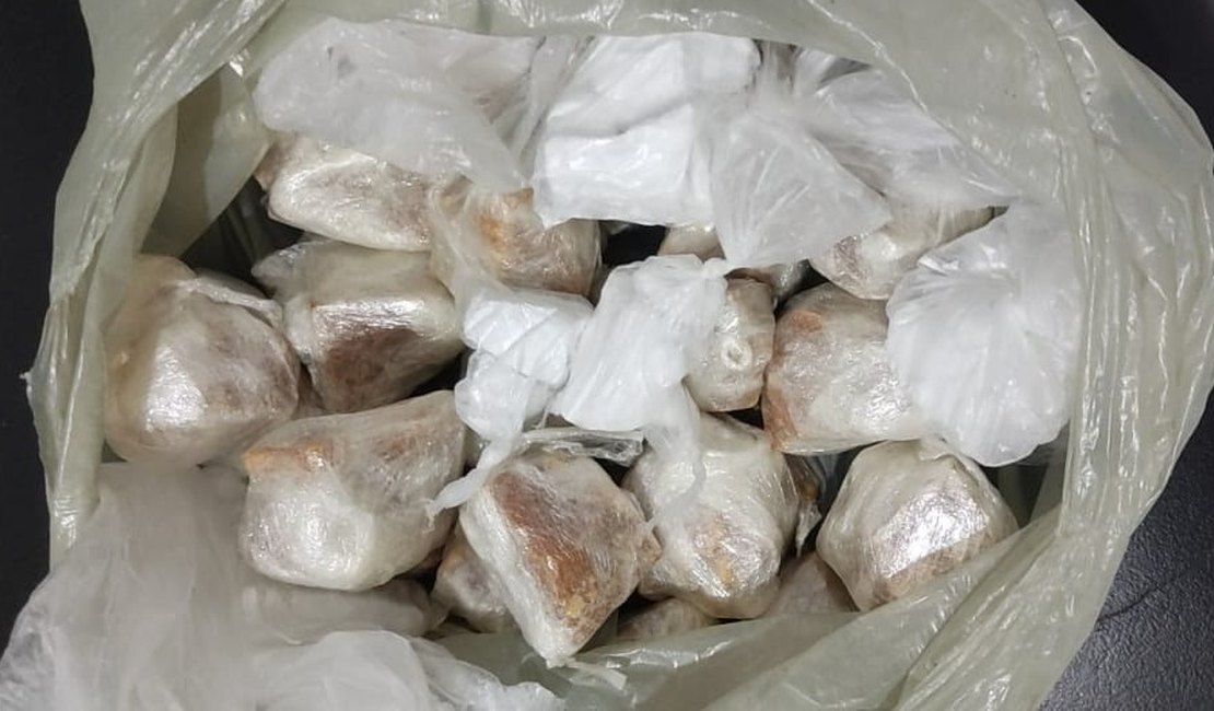 Homem é flagrado transportando drogas em motocicleta na AL-115, em Lagoa da Canoa