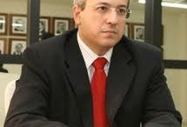 Após polêmica no Facebook, Adriano Soares deixa cargo de secretário em Alagoas