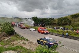 BR-101 é desbloqueada após retirada de carreta que tombou, em Alagoas