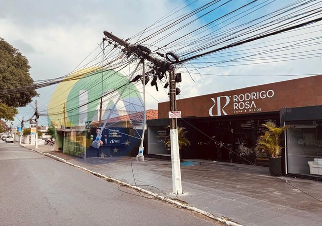 Veículo atinge a fiação elétrica e poste fica quebrado na Av. Ceci Cunha, em Arapiraca