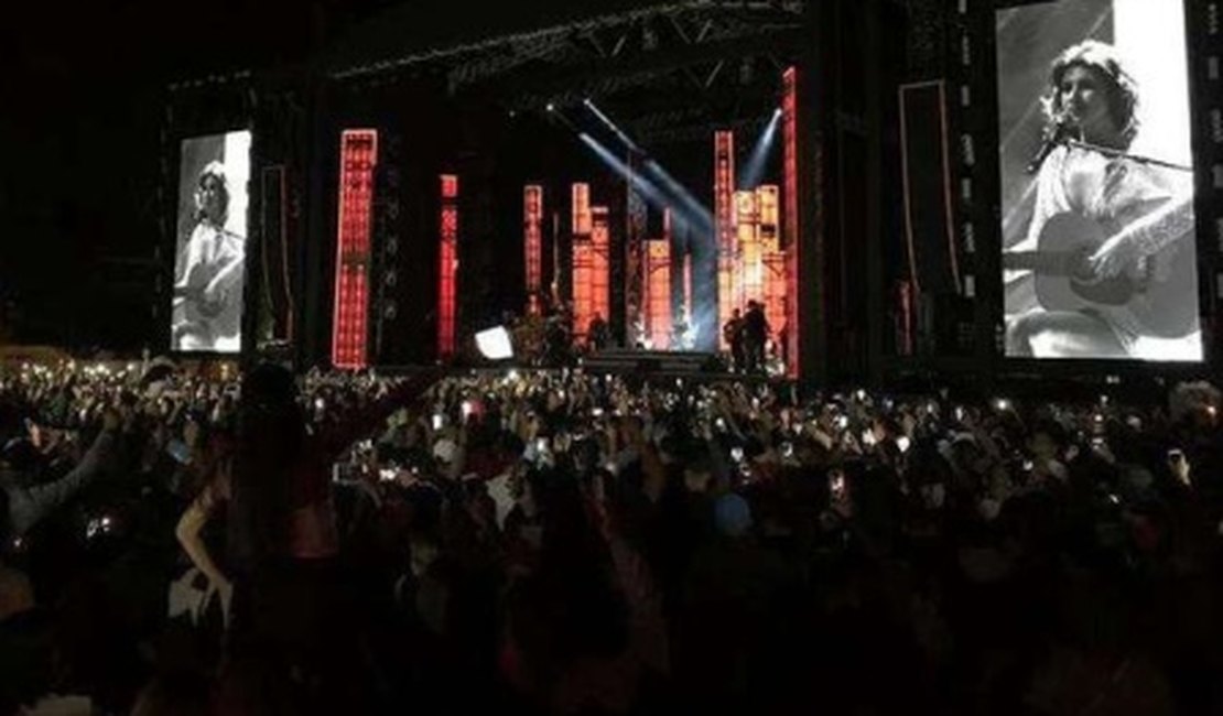 Sem Luan Santana, Paula Fernandes canta Juntos e Shallow Now com o público